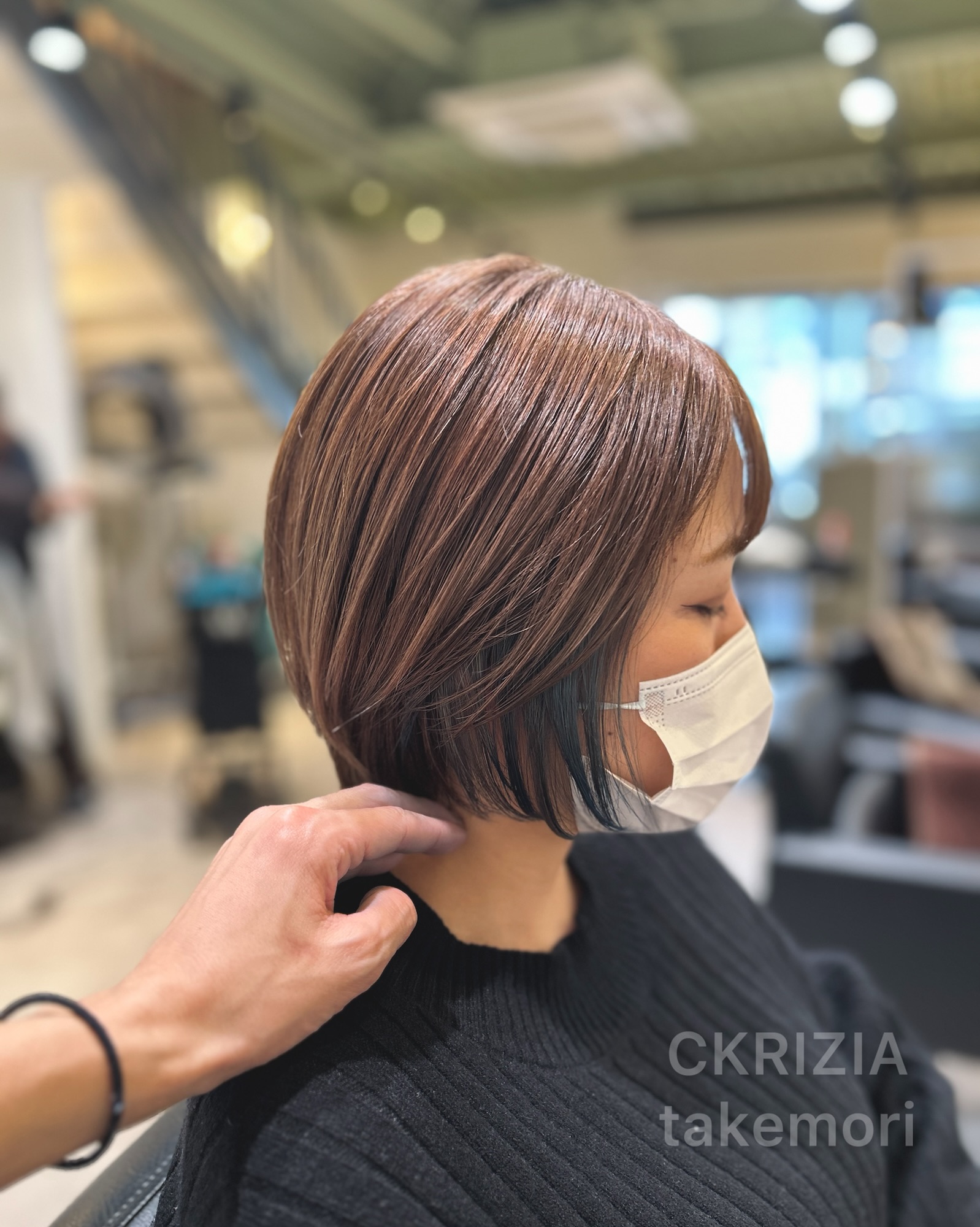 ショートボブ×ブルーインナーカラー